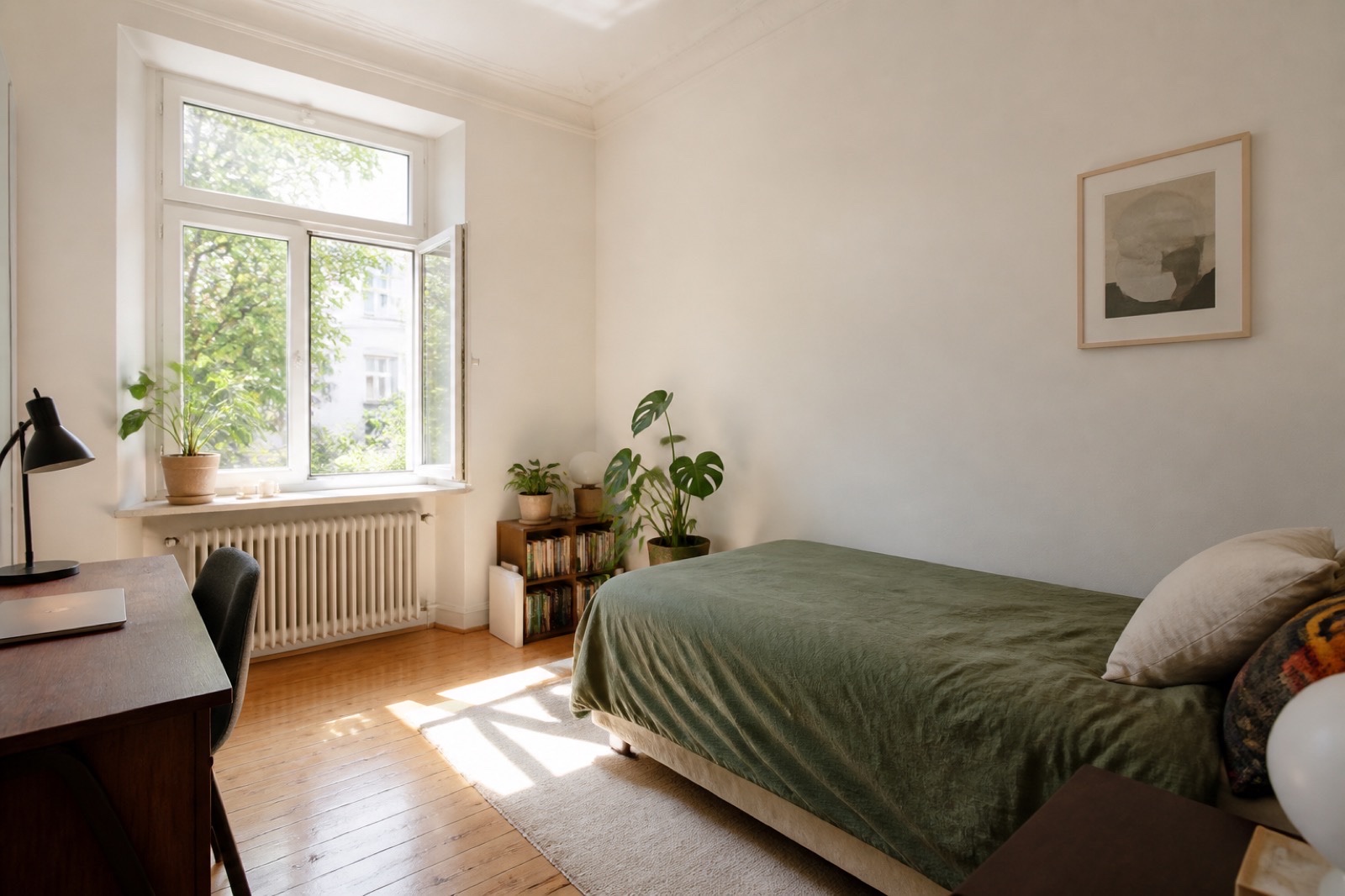 Helles, eingerichtetes WG-Zimmer. KI-generiertes Bild.